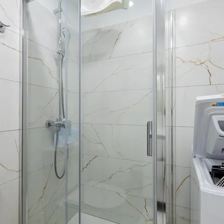 Great Location W 1 Bedroom * 아데제