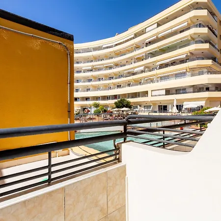 Great Location W 1 Bedroom * 아데제